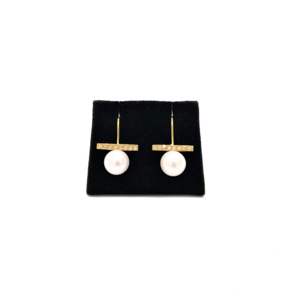 Free line hook earing with pearls and diamonds